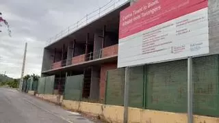 Albalat dels Tarongers lleva seis años con el colegio repartido en el polideportivo