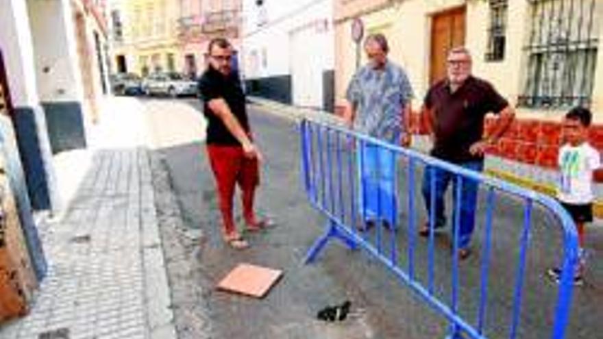 Vecinos de la calle Porrina urgen el arreglo de un socavón en la calzada