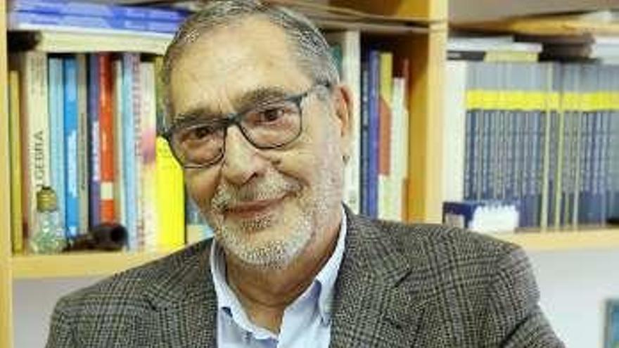 Carlos Hervés, en su despacho de Económicas, en el campus. // Marta G. Brea