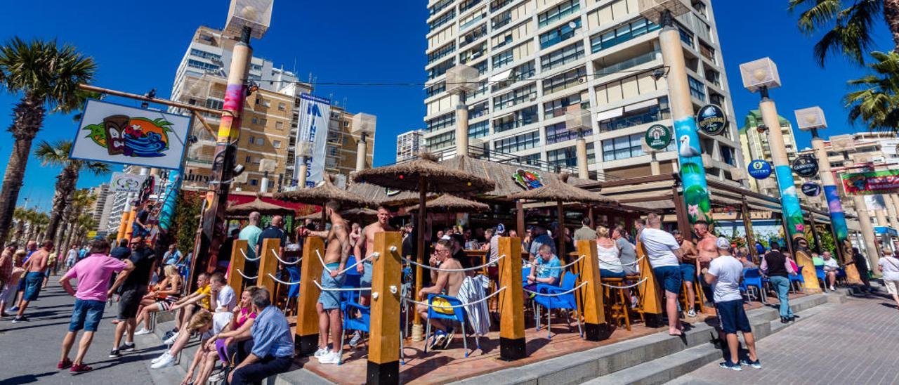 El local donde estaba el antiguo «Tiki Beach», ayer, con el nuevo negocio en marcha y lleno de turistas británicos.