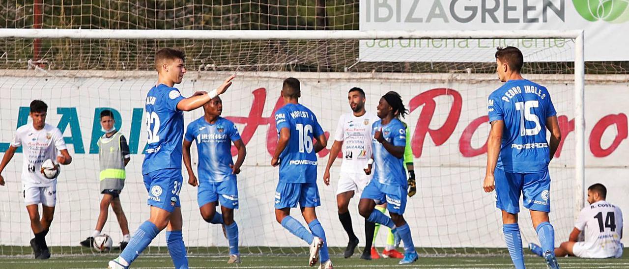 Moha, atacante del Lleida Esportiu, festeja junto a sus compañeros el gol que les dio al final el el triunfo.