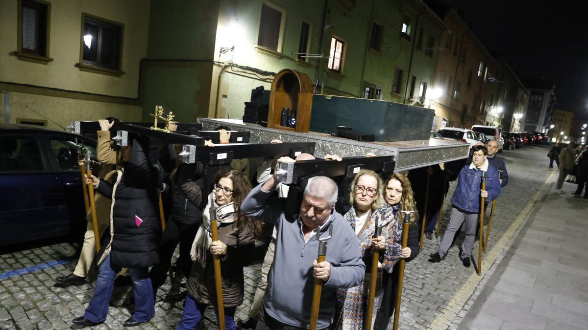 VÍDEO: La Vera Cruz de Gijón estrena su trono más grande esta Semana Santa