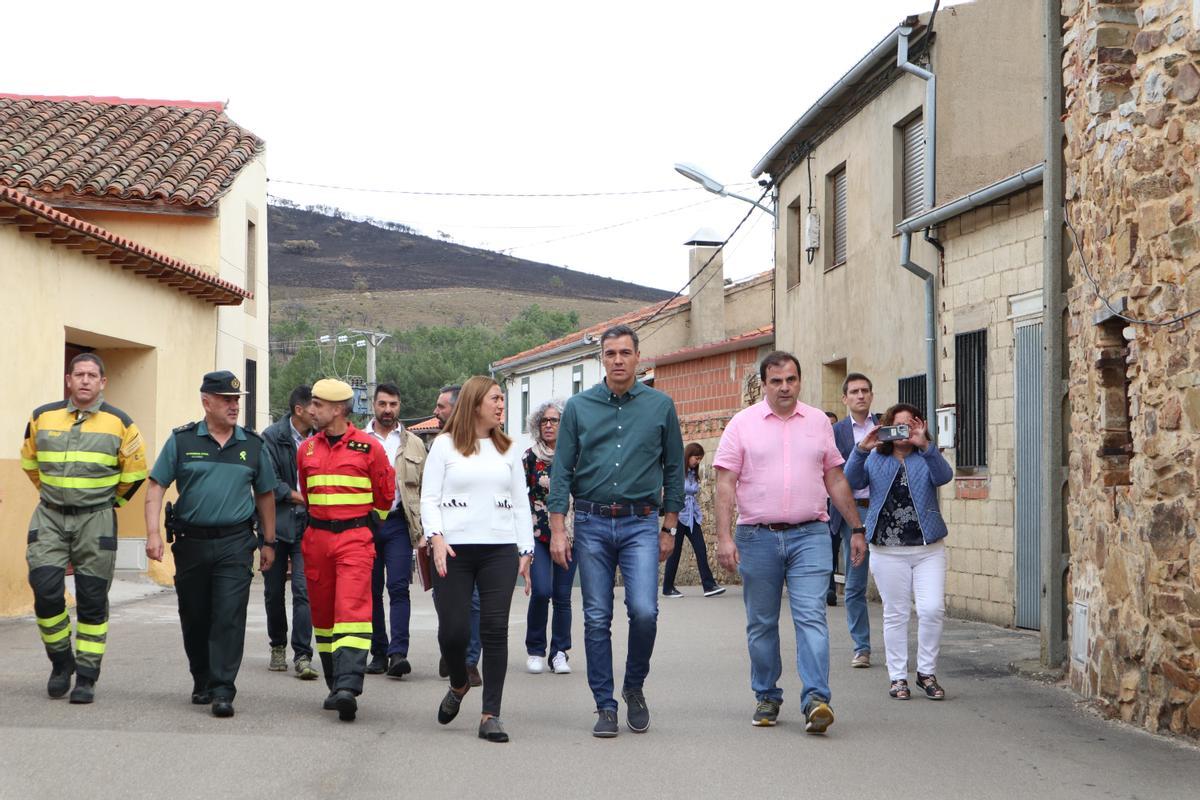 Pedro Sánchez visita las zonas afectadas por el incendio de la Sierra de la Culebra