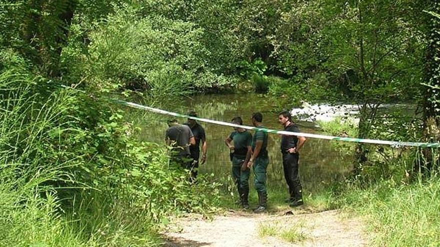 La Guardia Civil acordonó la orilla del río Tea, en A Croa, para rescatar los cadáveres.