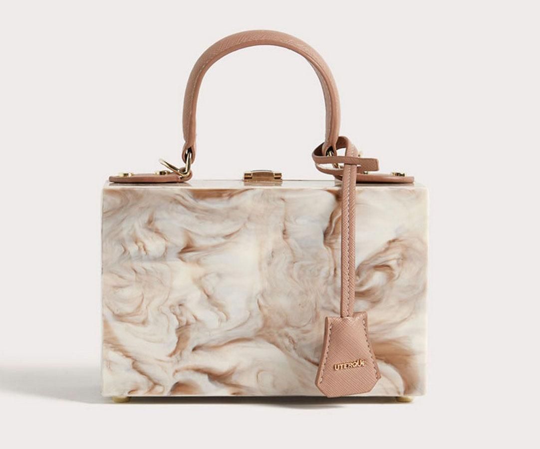 Clutch de invitada efecto mármol rosa