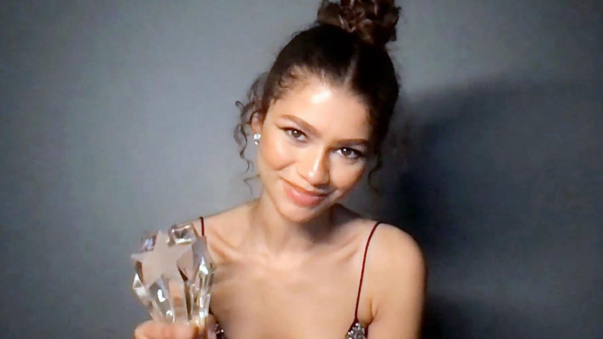 Zendaya emociona con su discurso a &quot;las mujeres increíbles&quot; y brilla con sus dos vestidos de Valentino en los Critics Choice Awards 2021