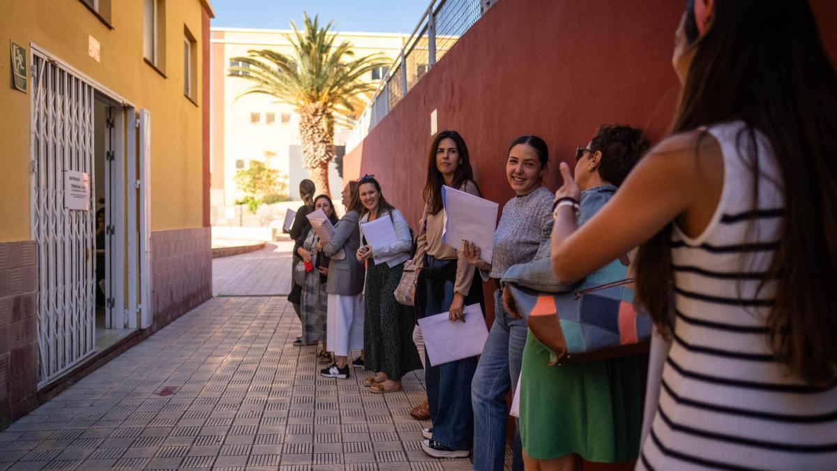 Uno de los exámenes de la primera jornada de oposiciones en Canarias.