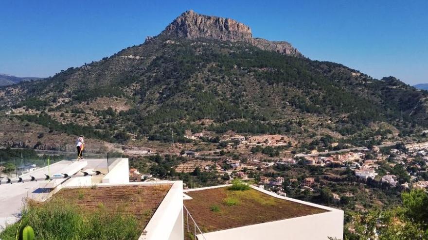 Chalés de autor con guiños bioclimáticos conquistan el Morro de Toix de Calp