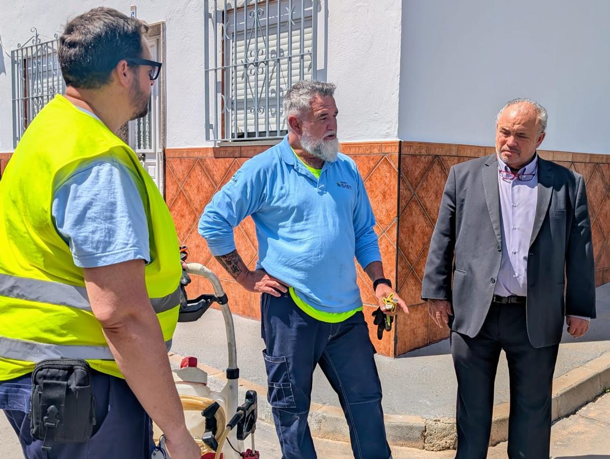 Operarios municipales, junto al concejal de Salud, Juan Fernández Olmo.