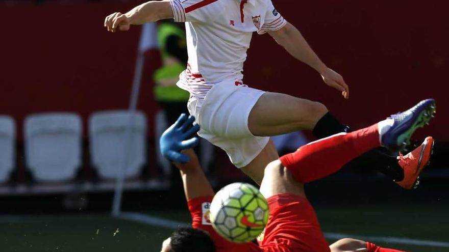 Kevin Gameiro intenta superar a su compatriota Alphonse Aréola, ayer, en Sevilla. // Julio Muñoz