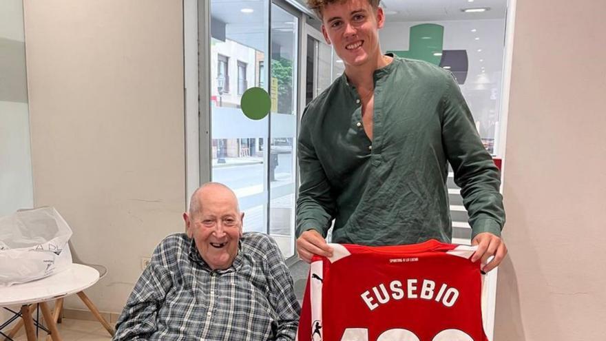 Eusebio José Menéndez,  con su nieto, que sostiene una camiseta rojiblanca. |   | E.J.