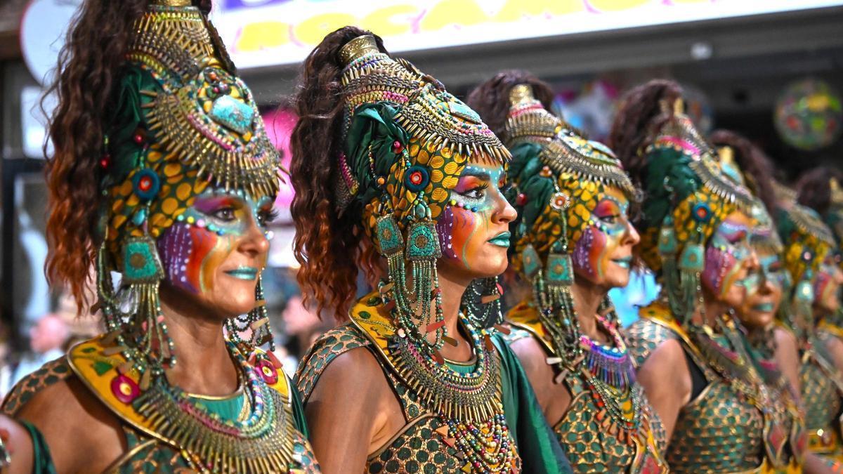 La fiesta se sostiene sobre dos pilares muy reconocibles para Novelda: el vínculo con la patrona, Santa María Magdalena,  y la tradición de las Fiestas de Moros y Cristianos.