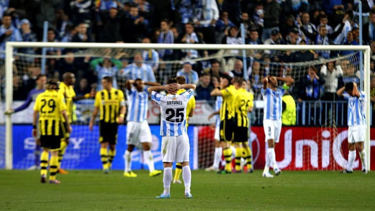 Los futbolistas del Málaga se lamentan durante una acción de su cruce con el Borussia de Dortumund en La Rosaleda.