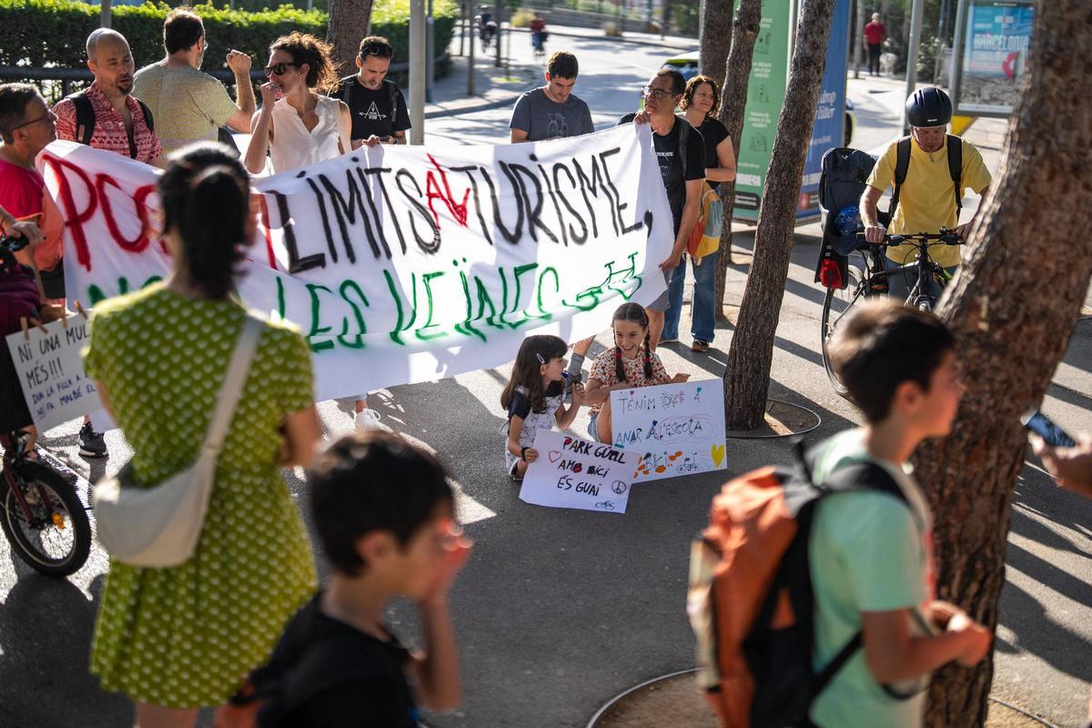 Vecinos del Park Güell protestan por multas a bicicletas