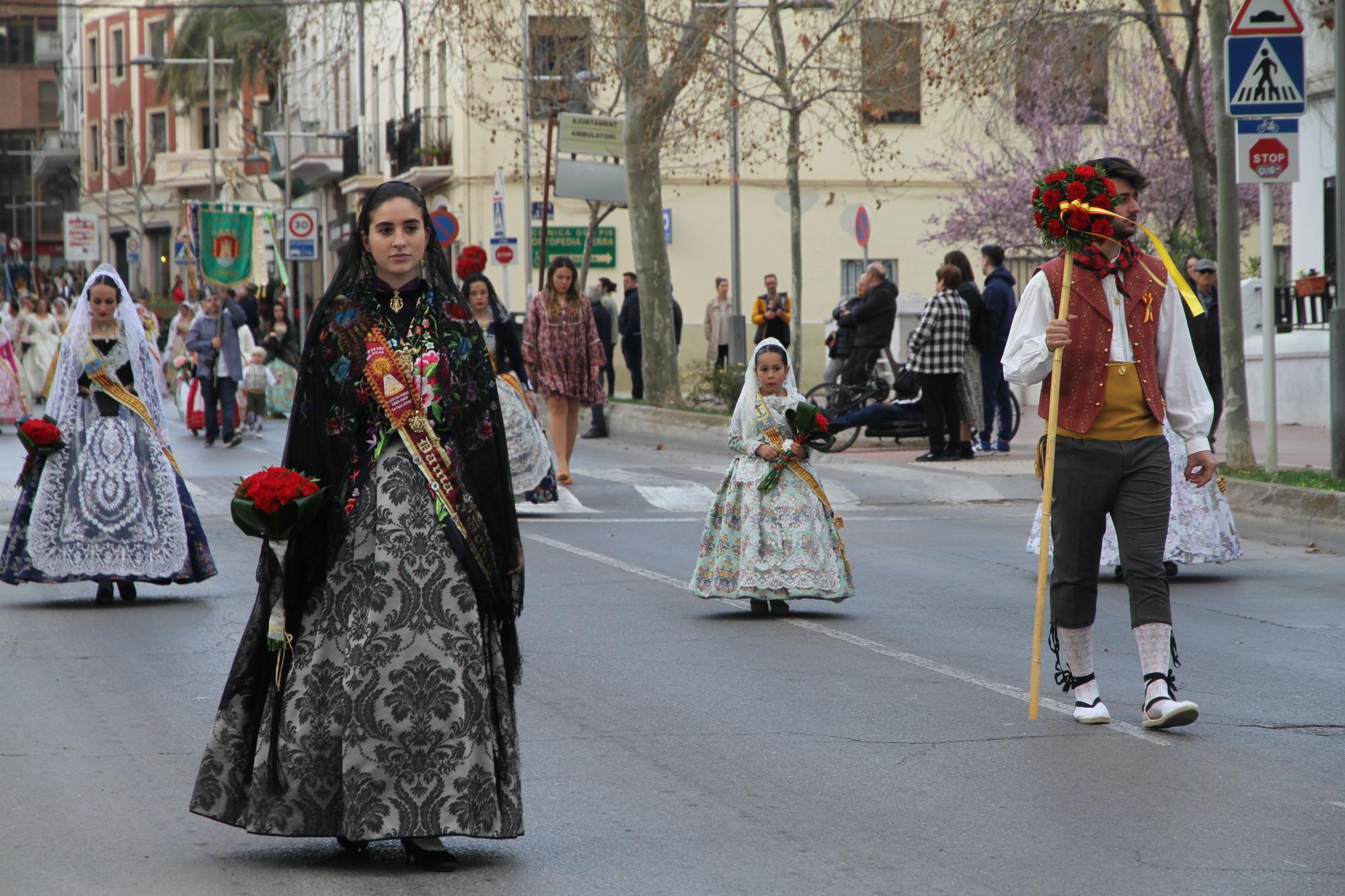 Emotiva y participativa ofrenda en las Fallas de la Vall