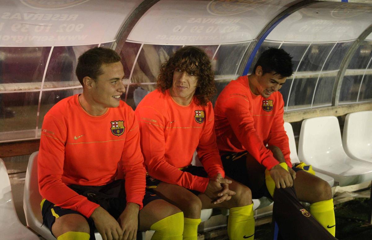 Abraham González, con Carles Puyol y Nolito en el banquillo culé