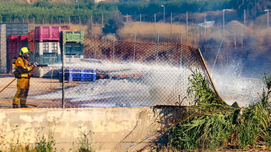 Un incendio en un almacén de cítricos de Arneva moviliza a los bomberos de Orihuela