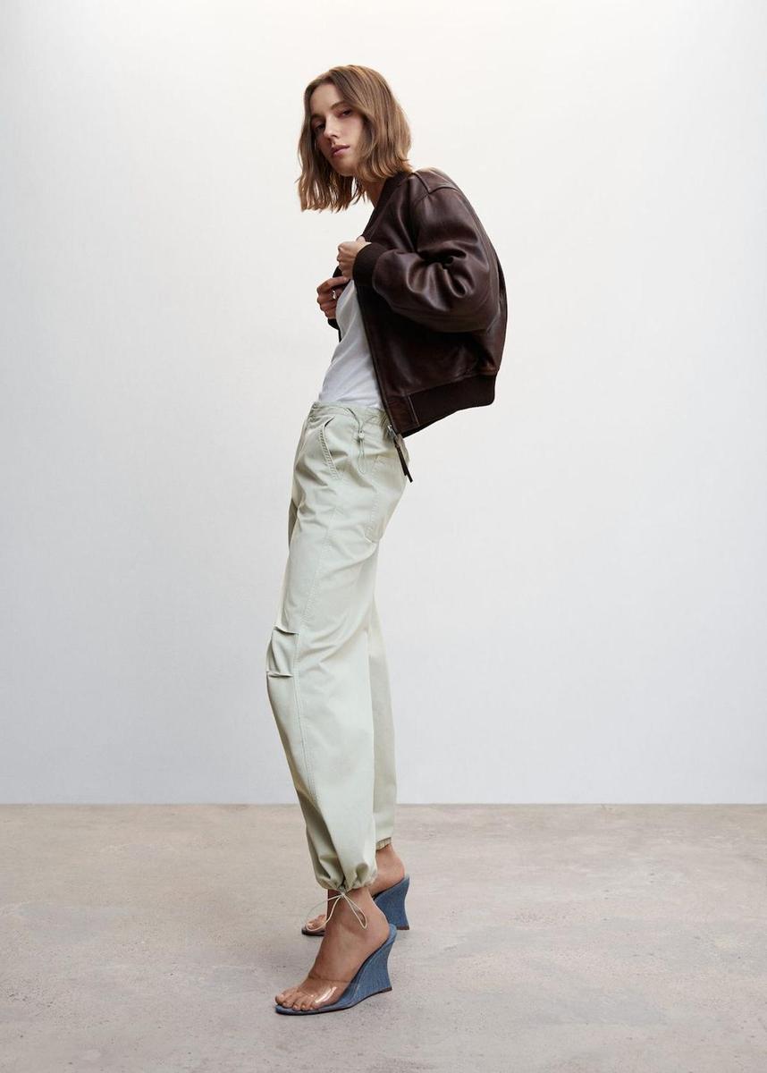 Pantalones parachute de Mango