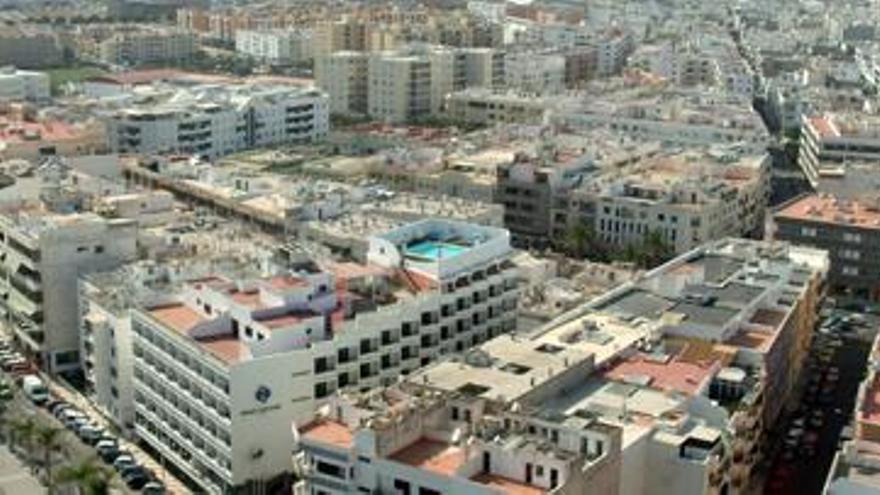 Vista aérea de Arrecife con la playa de El Reducto en primer término. i ADRIEL PERDOMO