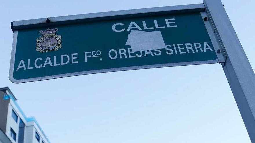 El letrero de la calle Alcalde Francisco Orejas Sierra.