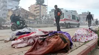 Al menos 1.500 muertos en un terremoto de 7,8 en el sur de Turquía y el norte de Siria