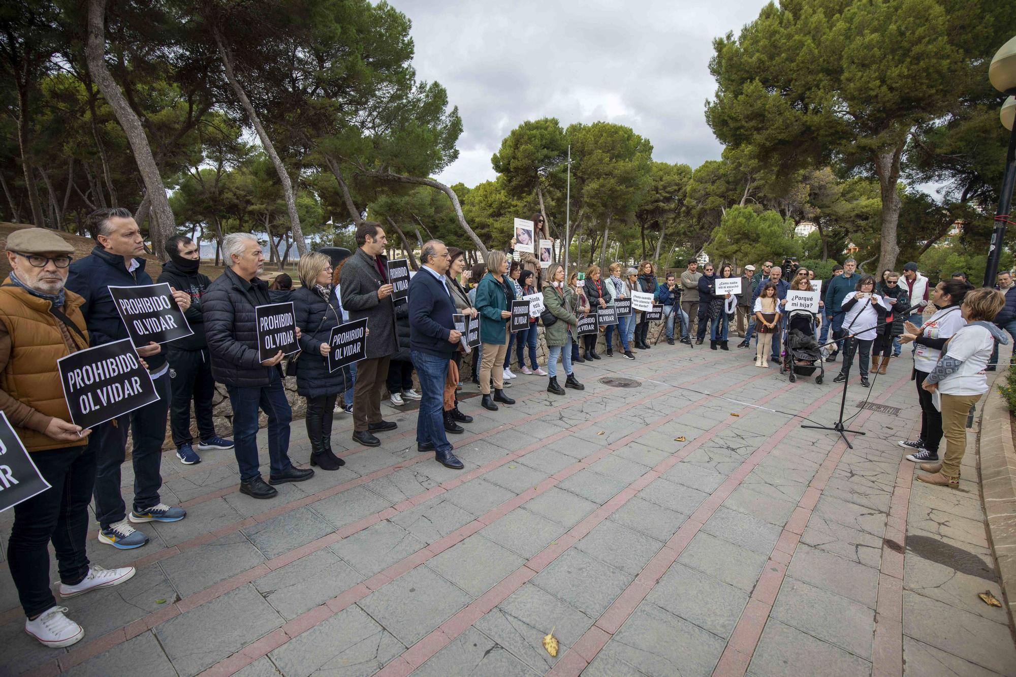 Nueve años sin Malén: medio centenar de personas arropan a su madre