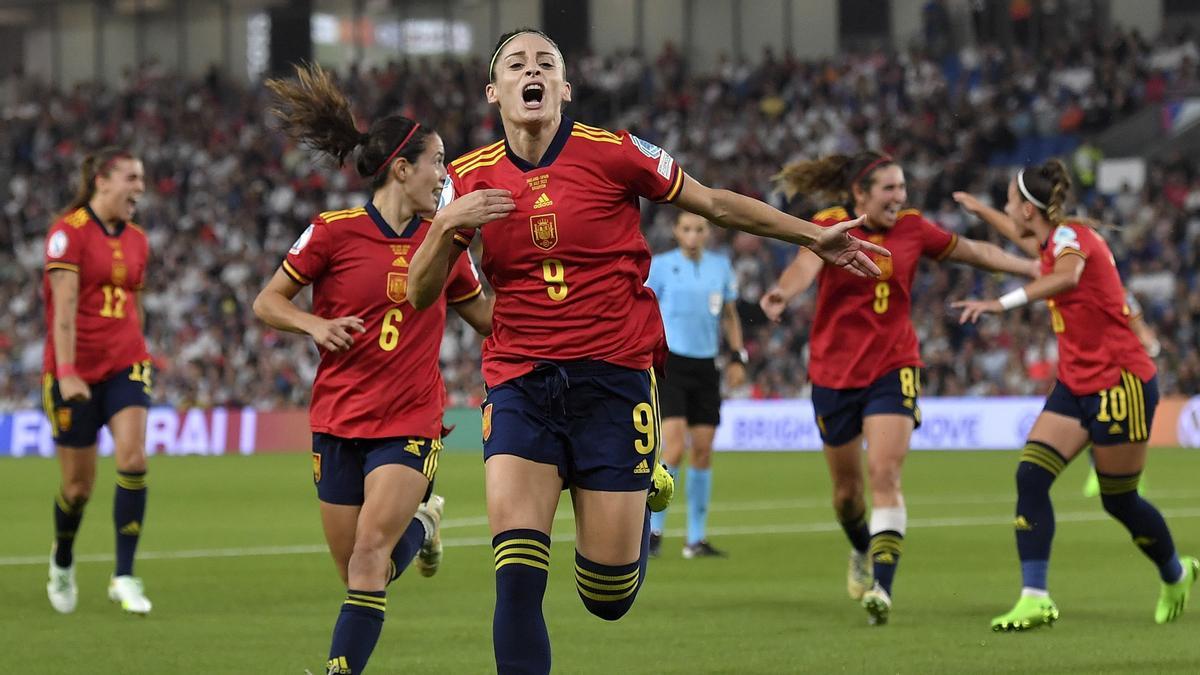 - Esther Gonzalez Rodriguez (C) de España celebra tras anotar la ventaja de 1-0 durante el partido de cuartos de final de fútbol de la UEFA EURO 2022 Femenina entre Inglaterra y España en Brighton, Gran Bretaña, el 20 de julio 2022. (España, Reino Unido) EFE/EPA/Vince Mignott