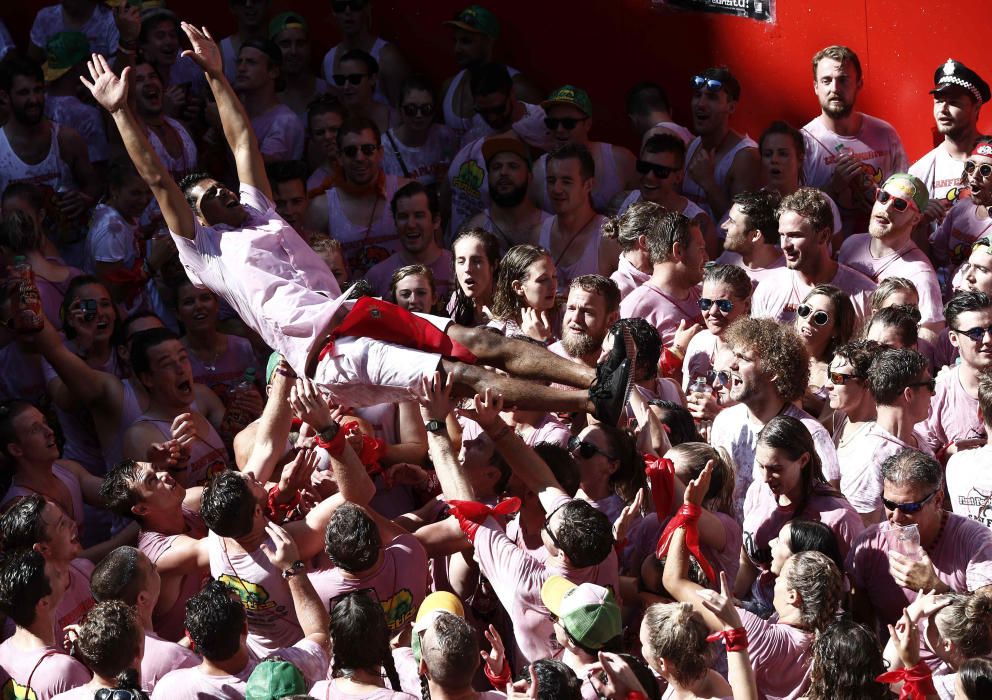 El chupinazo ha dado el pistoletazo de salida a las fiestas de San Fermín en Pamplona.