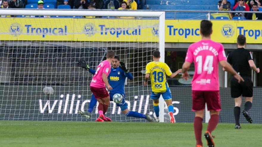 Dani Gómez dispara sobre el cuerpo de Valles. Fue la gran ocasión del Tenerife.