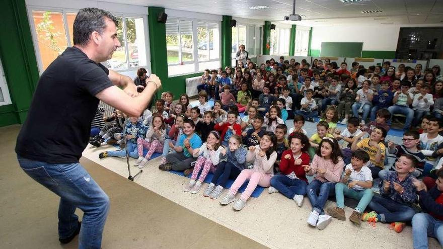 Xosé Luna, interaccionando con alumnos de Figueiroa. // Bernabé / Cris M.V.