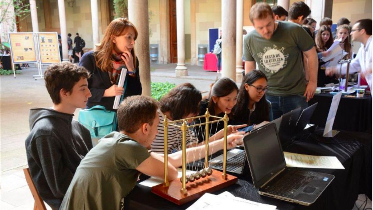 Alumnos de la UB, la universidad mejor valorada de España.