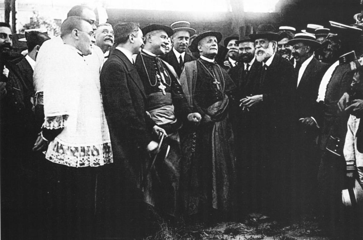 El cardenal FRancesco Ragonesi, junto a Antoni Gaudí, durante su visita a la Sagrada Família.