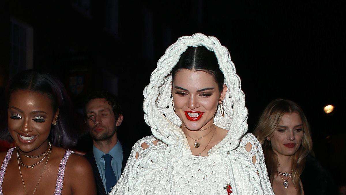 Kendall Jenner en Londres con dos dientes de oro