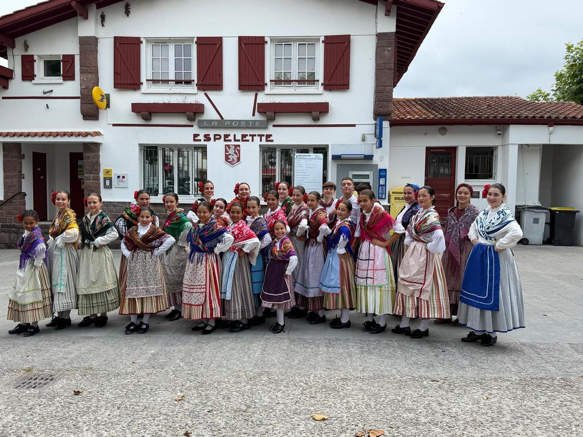 Grupo infantil y juvenil de la Asociación Folklórica Renacer de Badajoz en Espelette (Francia).