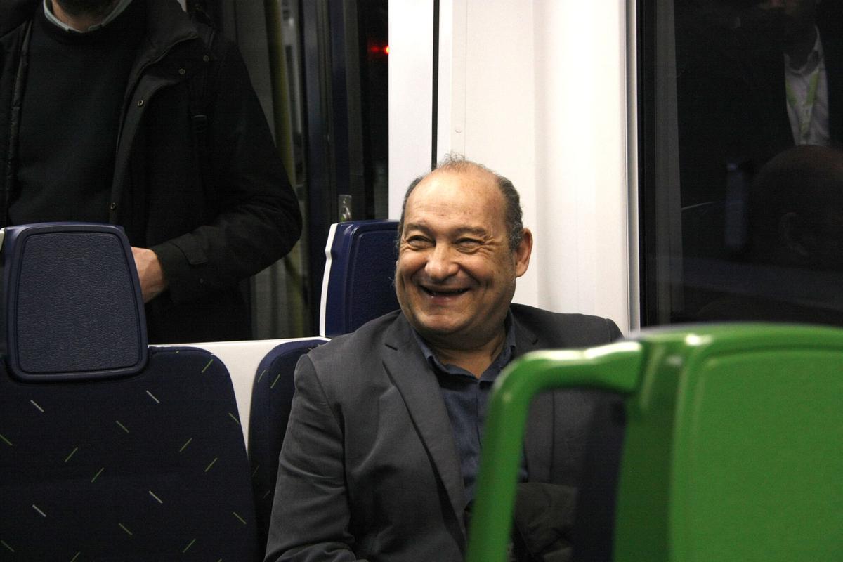 El presidente de FGC, Carles Ruiz, en el interior del primer tren renovado de la serie 112