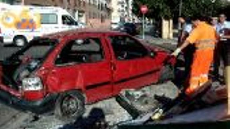 Tres heridos graves al chocar un coche y un bus municipal