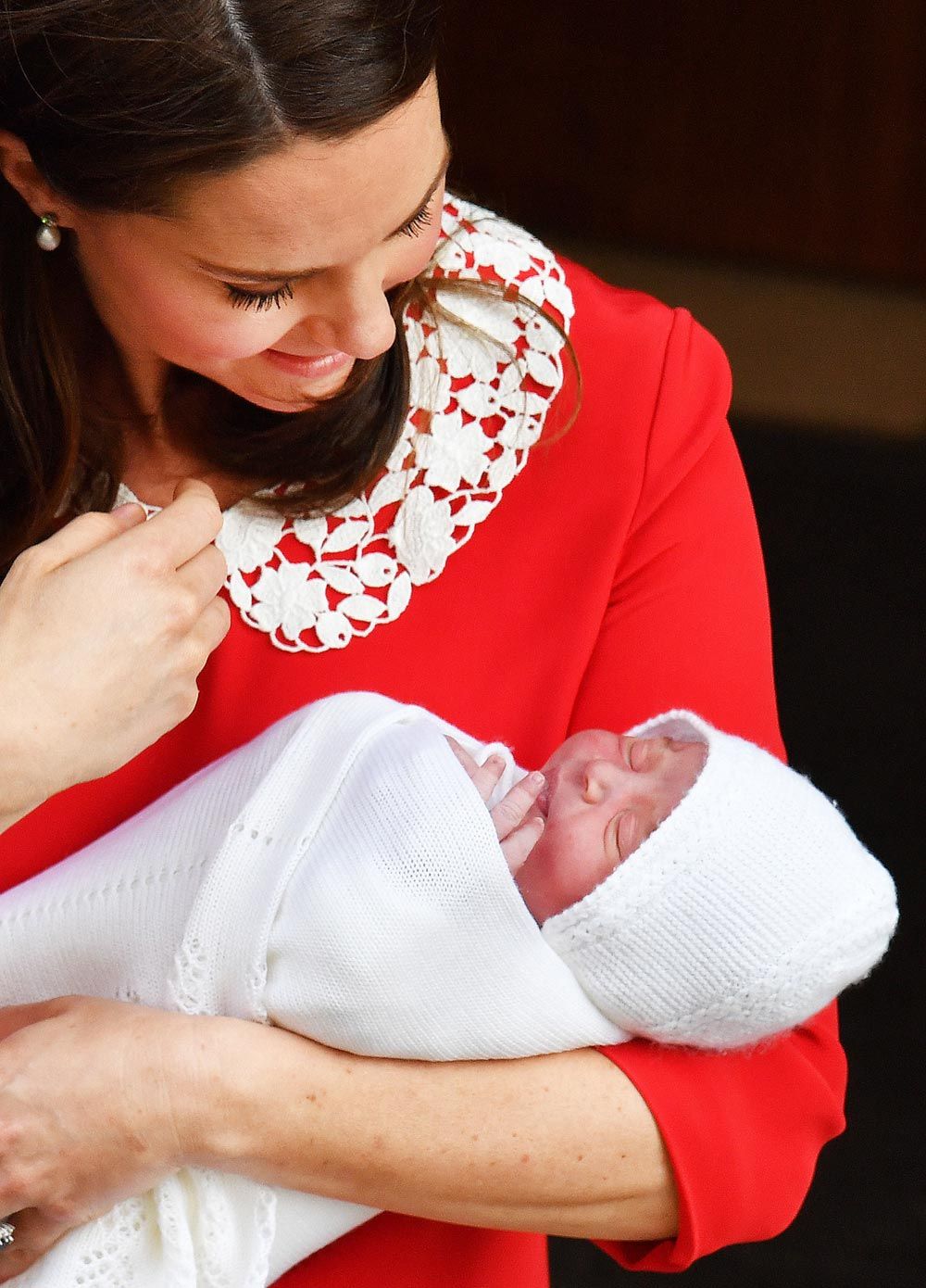 Kate Middleton, con su hijo Louis en brazos