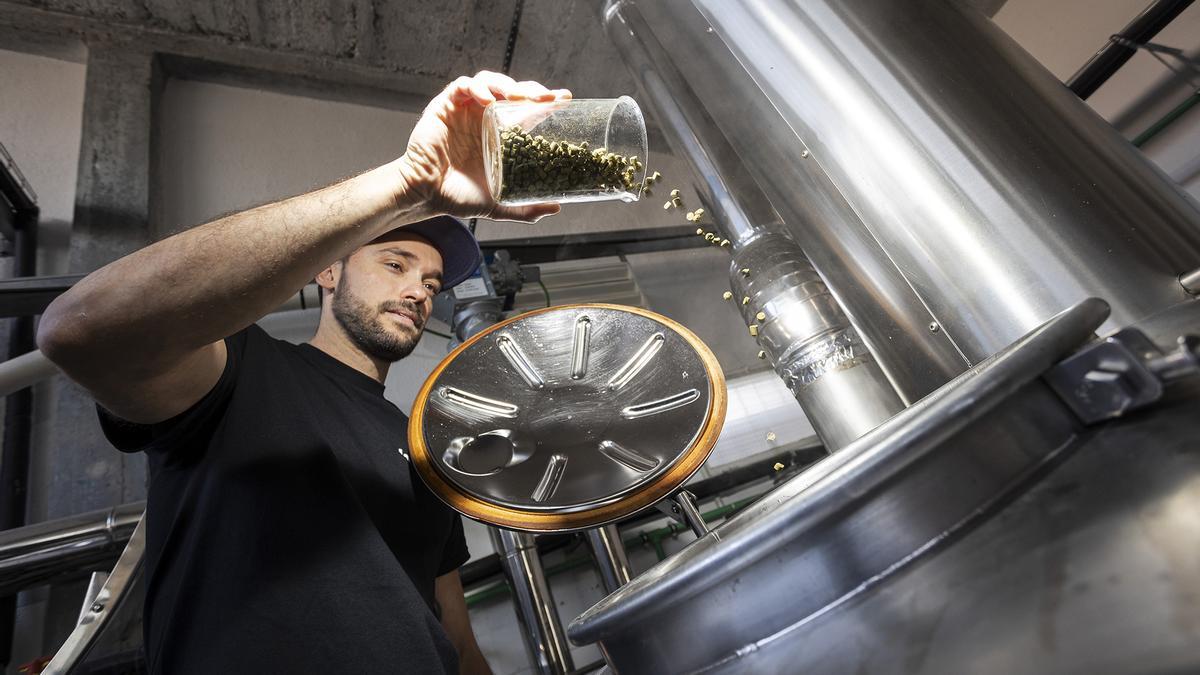 Luis Vida, maestro cervecero y cabeza del equipo de producción de La Caníbal, en la fábrica de San Blas.
