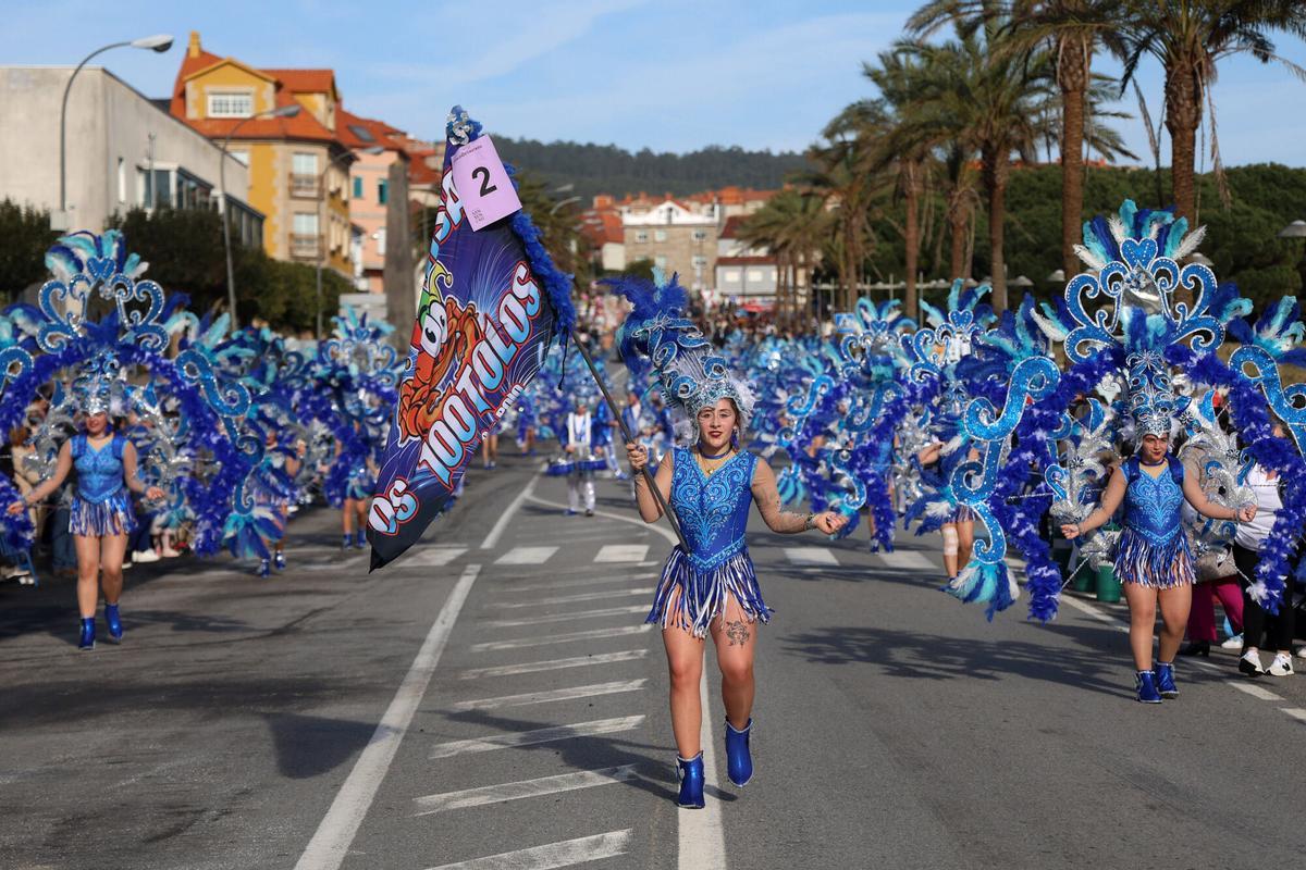 Sanxenxo se llenó de color y diversión con el tradicional desfile de carnaval de adultos y niños