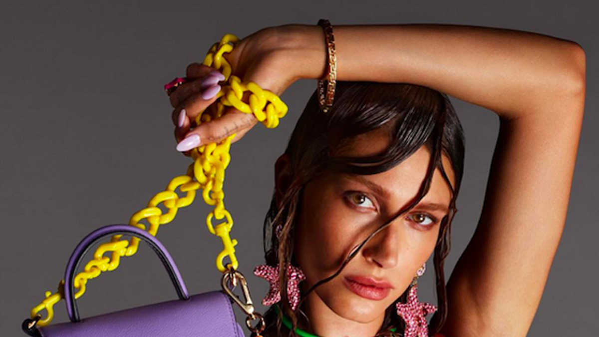 Hailey Bieber, uno de los rostros protagonista de la campaña de primavera-verano 2021 de Versace