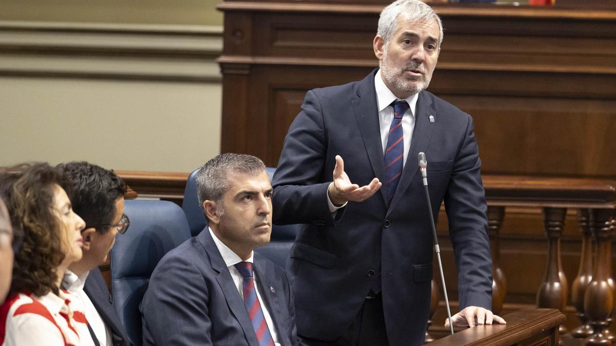 El presidente Fernando Clavijo interviene desde su escaño durante la sesión de control al Gobierno.