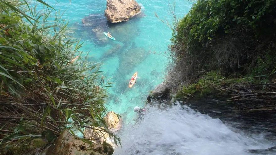 Málaga tiene la única cascada de Andalucía que cae directamente al mar: así puedes ver esta &quot;maravilla natural&quot; de 15 metros de altura