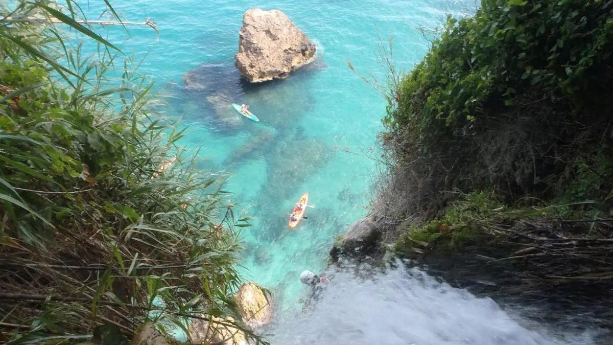 La única cascada de Andalucía que cae directamente al mar está en Málaga.