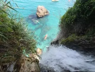 Málaga tiene la única cascada de Andalucía que cae directamente al mar: así puedes ver esta "maravilla natural" de 15 metros de altura