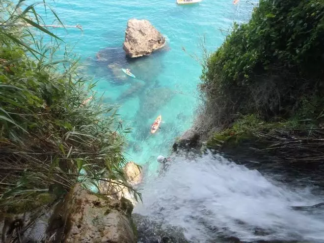Málaga tiene la única cascada de Andalucía que cae directamente al mar: así puedes ver esta "maravilla natural" de 15 metros de altura