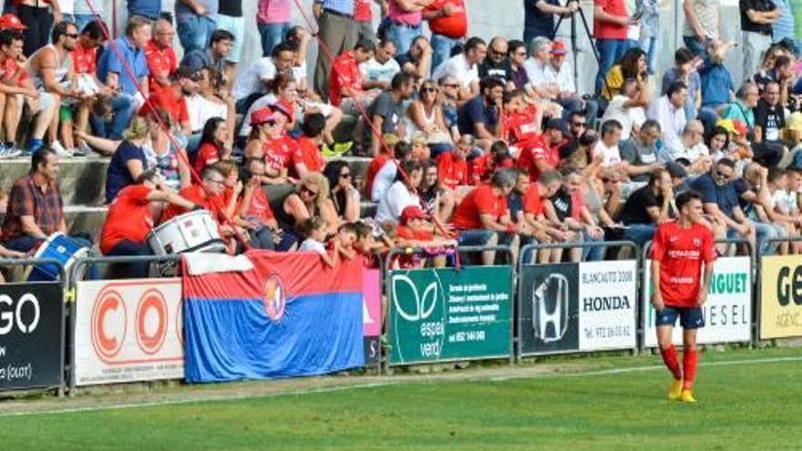 Una imatge de la grada, durant l&#039;Olot-Cornellà.