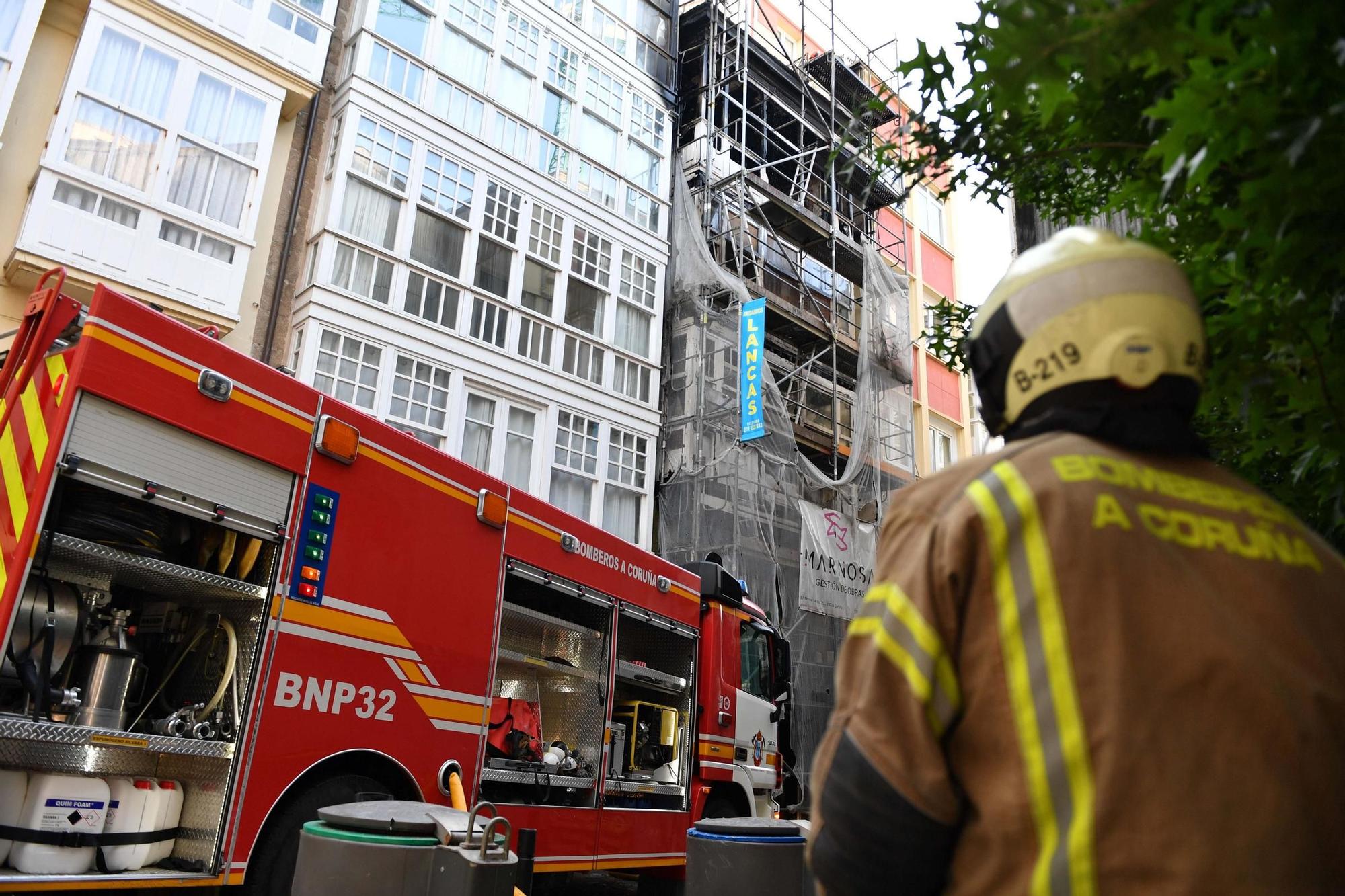 Un incendio en un edificio ocupado de la calle Barrera obliga a desalojar otros seis inmuebles