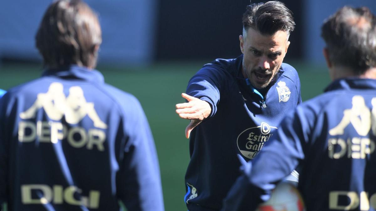 Rubén de la Barrera da indicaciones durante un entrenamiento. |  // CARLOS PARDELLAS