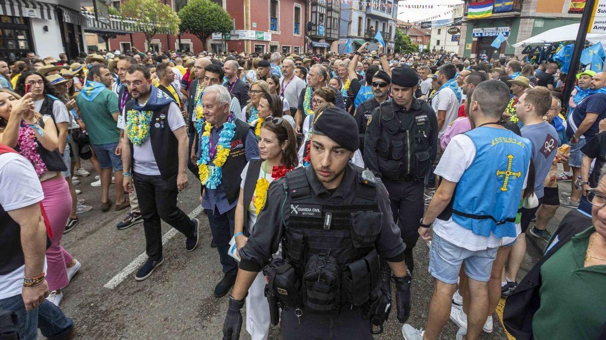Agentes de la Guardia Civil, ayer, en su dispositivo de «cápsula de seguridad» a las personalidades en Arriondas, entre ellas, Adrián Barbón y Víctor Manuel, en los minutos previos al desfile. | | DAVID CABO