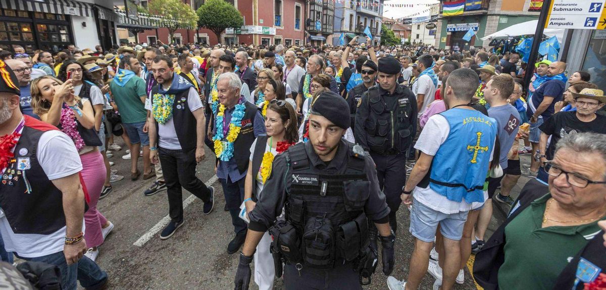 Agentes de la Guardia Civil, ayer, en su dispositivo de «cápsula de seguridad» a las personalidades en Arriondas, entre ellas, Adrián Barbón y Víctor Manuel, en los minutos previos al desfile. | | DAVID CABO